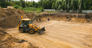 Разработка котлована Добрянка стоимость за от 577 руб. м3 - заказать работы по копке и рытью котлованов | траншей